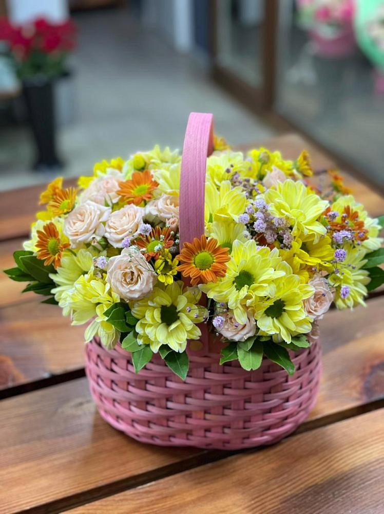 Цветочная композиция из Хризантемы и Розы в корзине в Бабаюрте