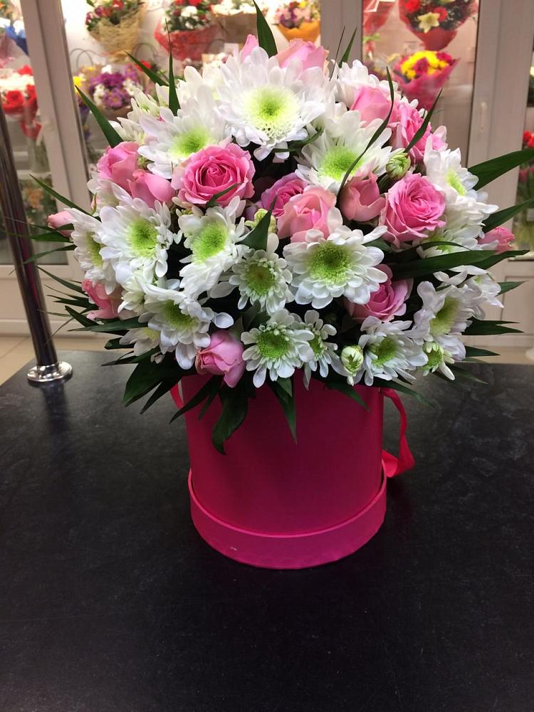 Цветочная композиция из Розы и Хризантемы в шляпной коробке в Бабаюрте