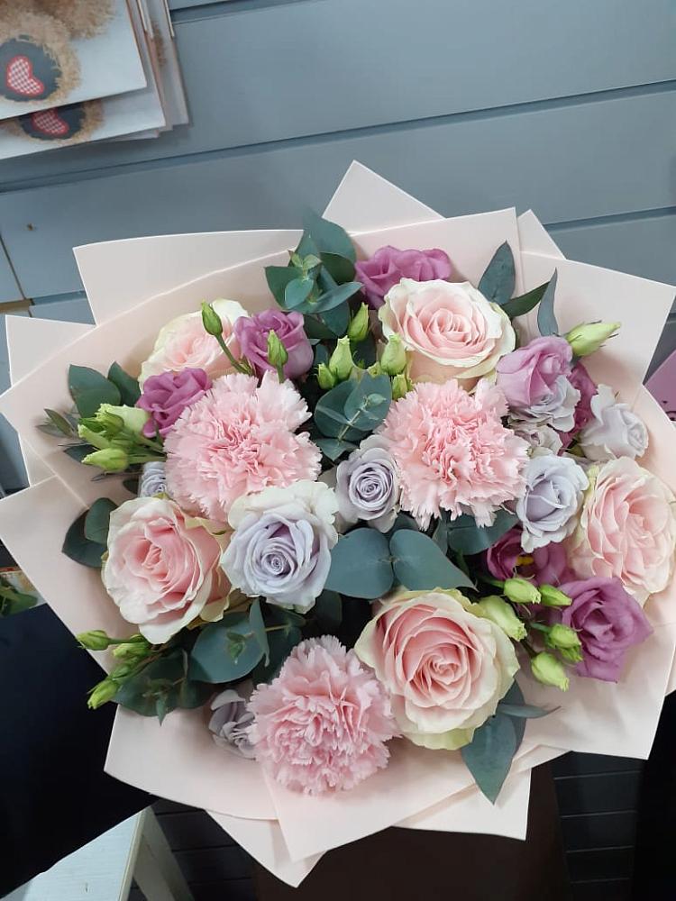 Букет цветов из: Розы, Гвоздики и Лизиантусы в Бабаюрте